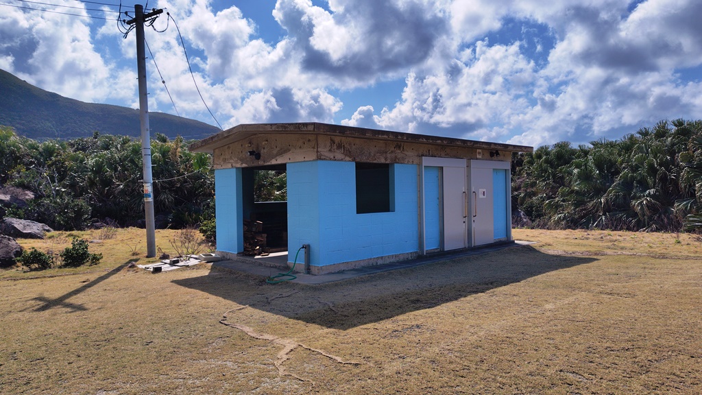 悪石島キャンプ場トイレ・炊事場外観