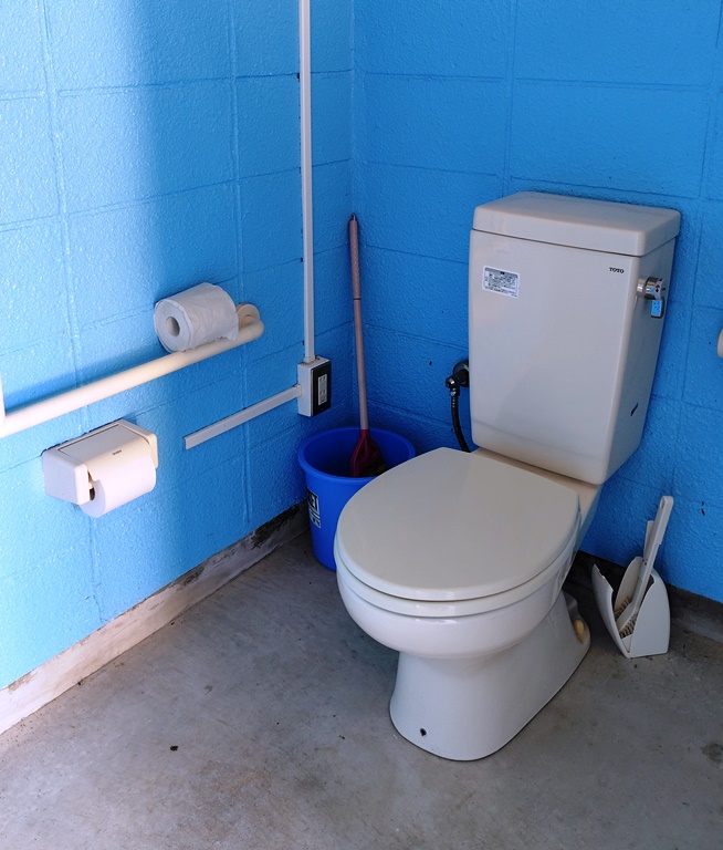 悪石島キャンプ場トイレ１