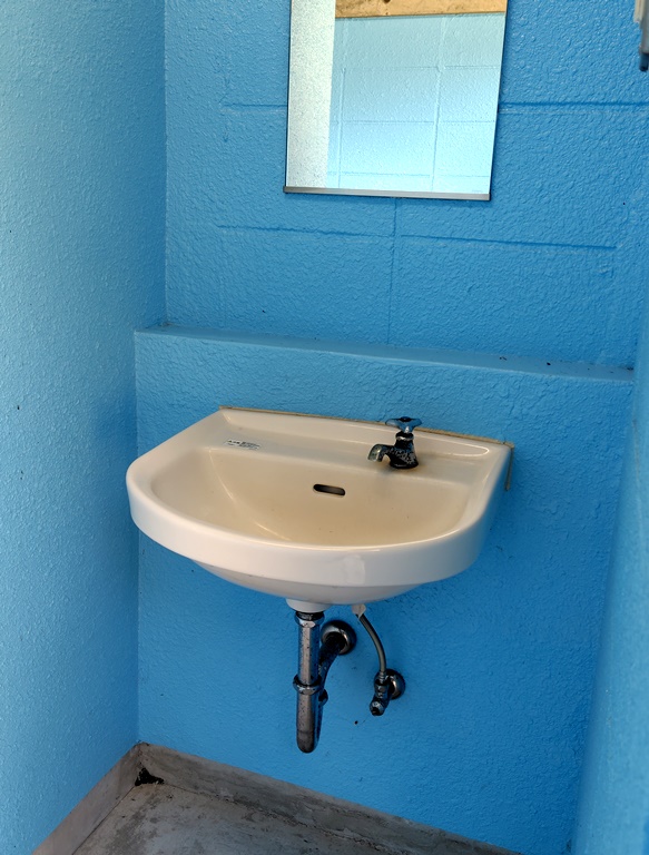 悪石島キャンプ場トイレ２