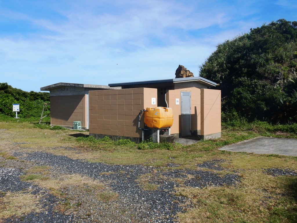 小宝島キャンプ場炊事場・トイレ外観