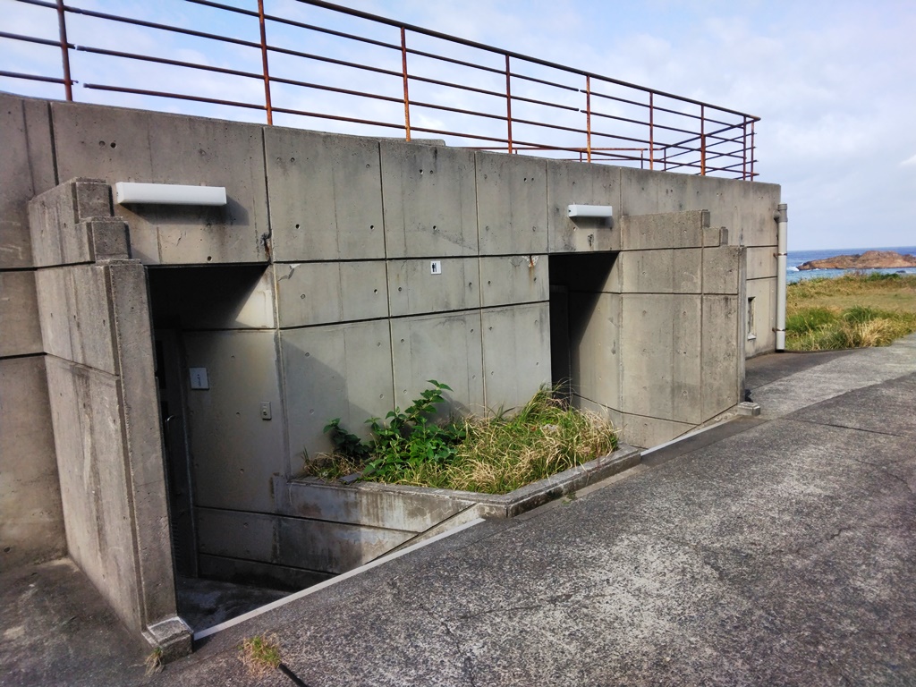 口之島キャンプ場トイレ外観