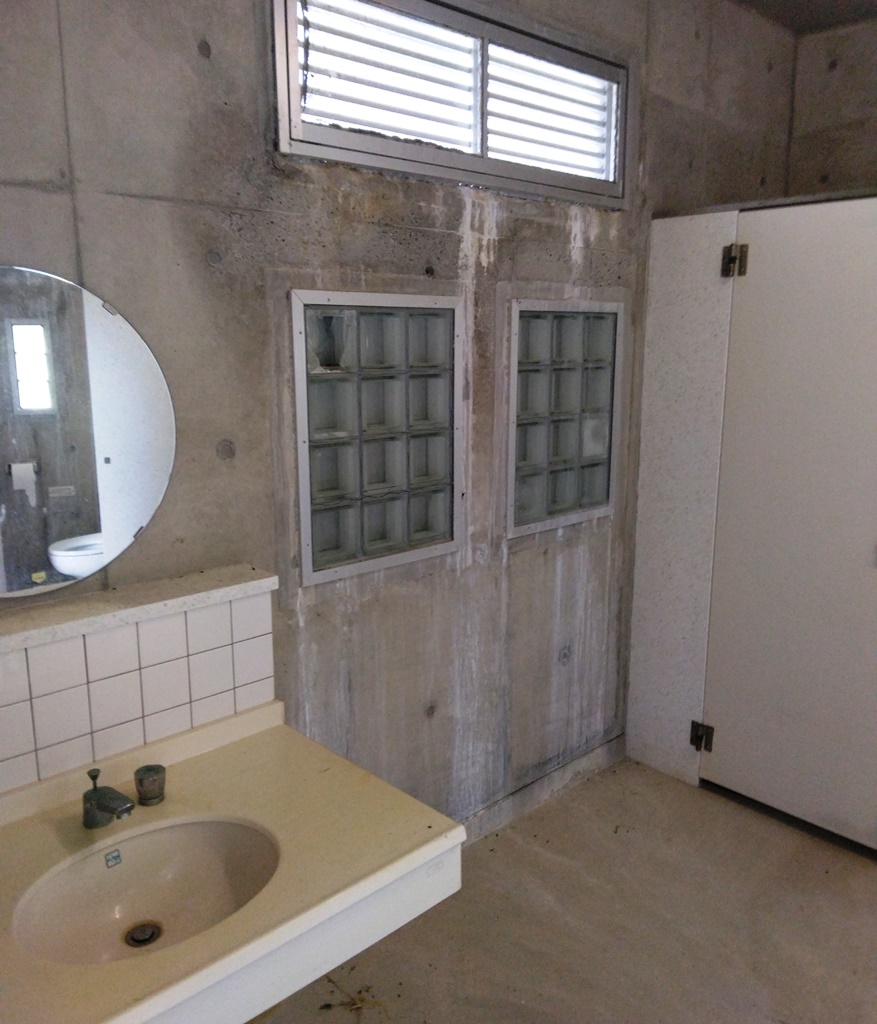 口之島キャンプ場トイレ１