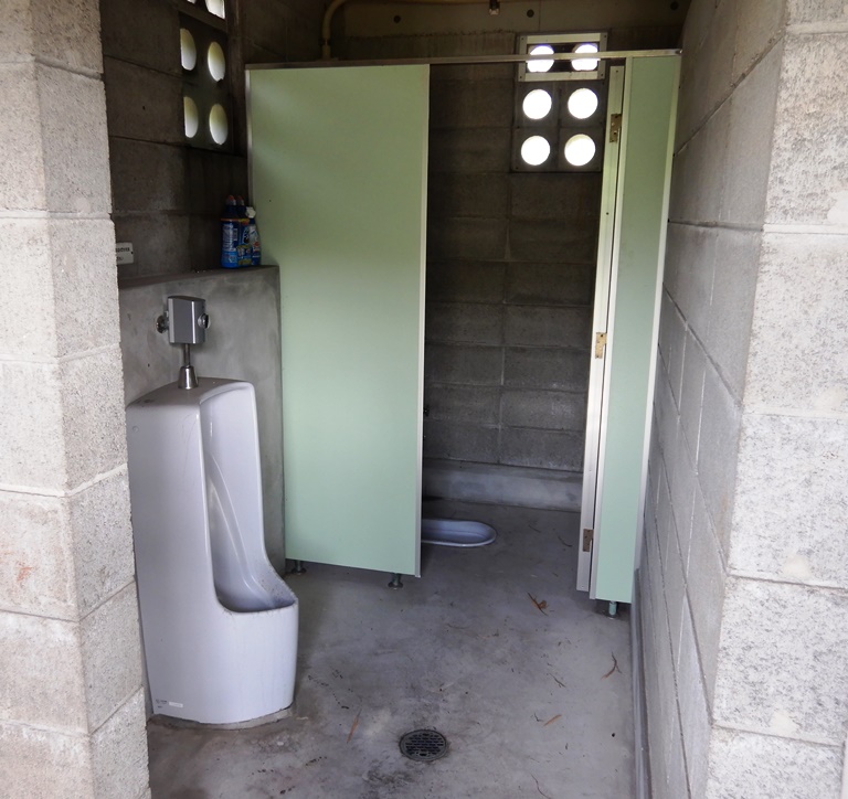 諏訪之瀬島キャンプ場トイレ内部