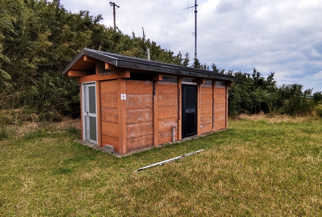平島キャンプ場トイレ外観