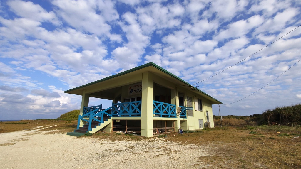 宝島キャンプ場トイレ・シャワー外観１