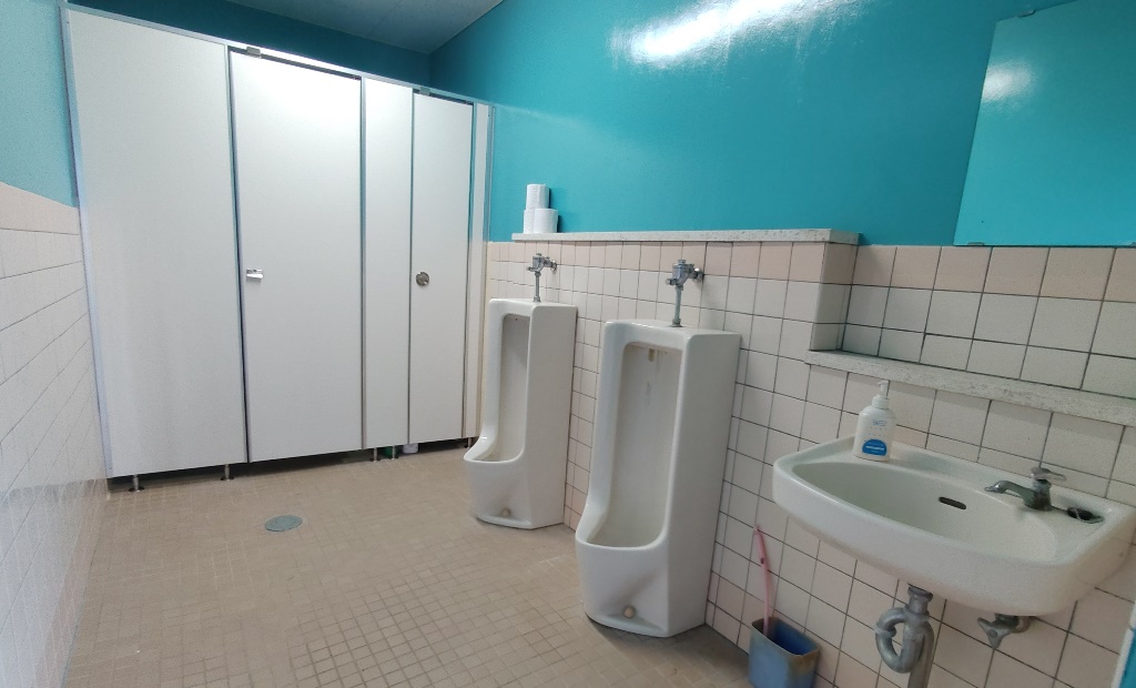 宝島キャンプ場トイレ内部１