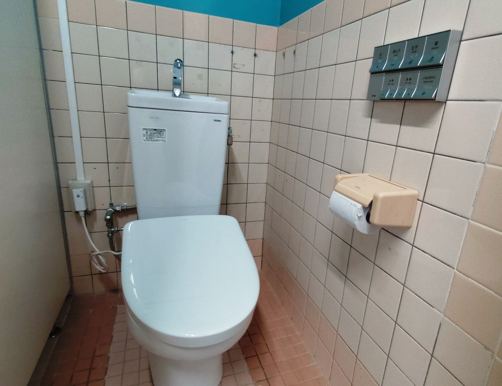 宝島キャンプ場トイレ内部２